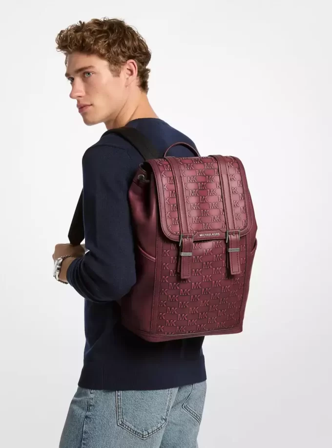 Colby Orta Boy Logo Kabartmalı Cilalı Deri Sırt Çantası Colby Orta Boy Logo Kabartmalı Cilalı Deri Sırt Çantası